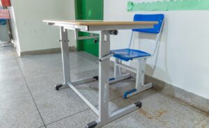 Inclusão: salas de aula ganham carteiras adaptadas para crianças com mobilidade reduzida