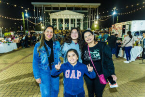 Antecipe o presente do Dia da Mães: sexta tem feira noturna especial em frente ao teatro